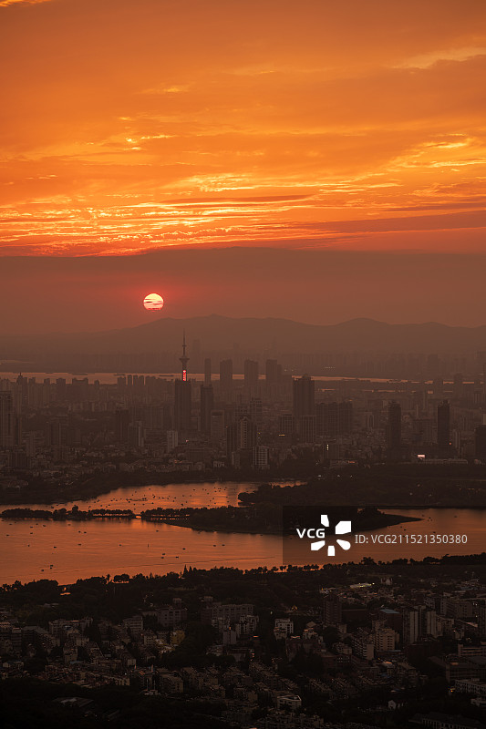 2024年10月1日，秋高气爽，日落时分在紫金山顶头陀岭风景区欣赏南京晚霞，城市天际线甚是壮观！图片素材