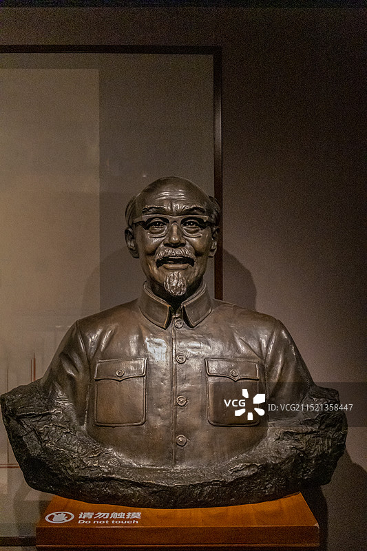 北京国家典籍博物馆“中华优秀传统文化典籍展”：周叔弢雕像(1891—1984)图片素材