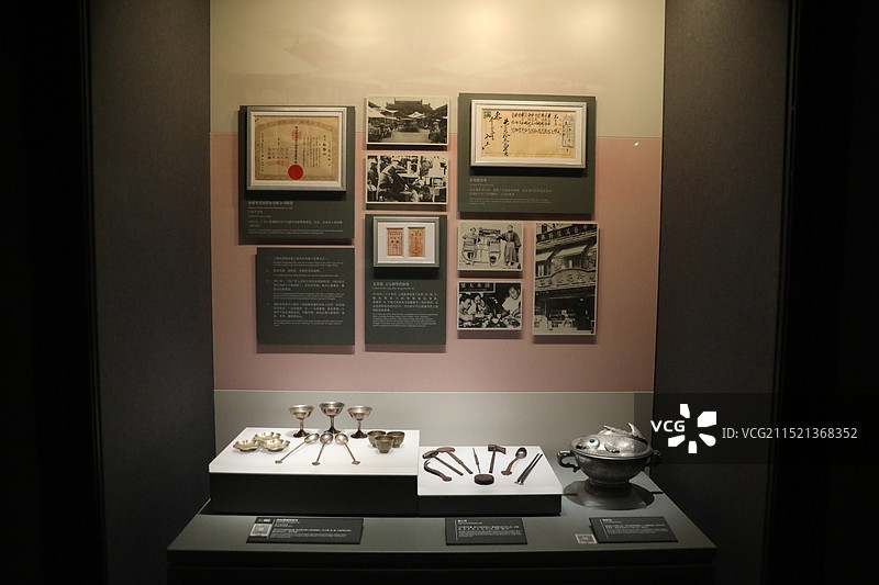 上海历史博物馆“近代上海”展厅：民国时期餐具 蟹八件 银餐具图片素材