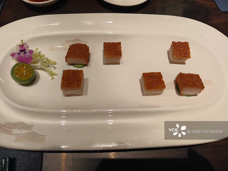 顺德渔村特色菜_叉烧拼脆皮烧肉特写镜头图片素材