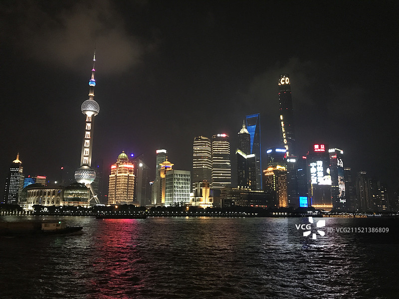 从外滩看上海陆家嘴高层建筑群（东方明珠、三件套等）夜景图片素材