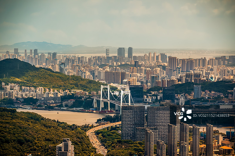 天语舟气象公园下的海沧大桥图片素材