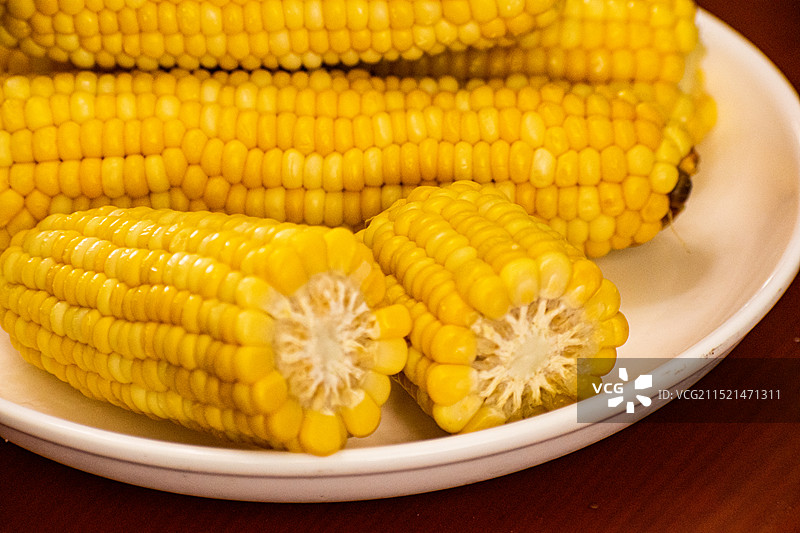 新疆伊犁特克斯八卦城煮玉米、煮花生图片素材