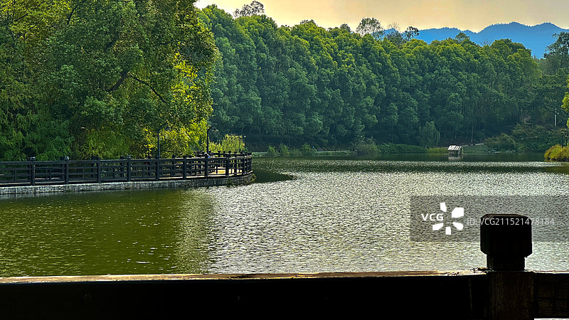 重庆大学虎溪校区缙湖与云湖最后的夏季风光图片素材