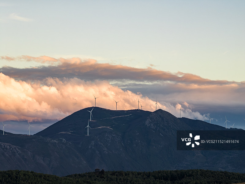 云南丽江的风力发电机组图片素材