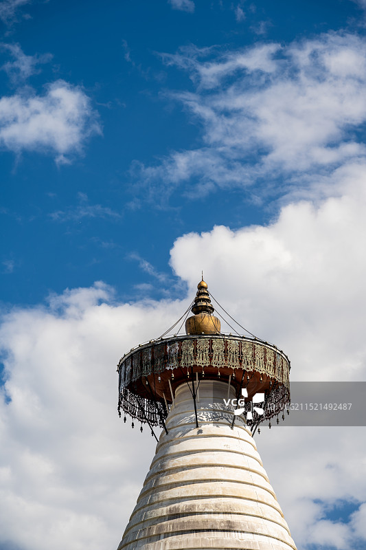 北京市西城区藏传佛教寺庙：妙应寺白塔，白塔寺白塔，蓝天白云，红墙，局部，特写图片素材