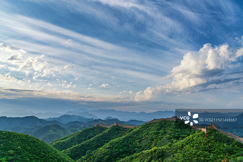 清晨朝阳中的野长城图片素材