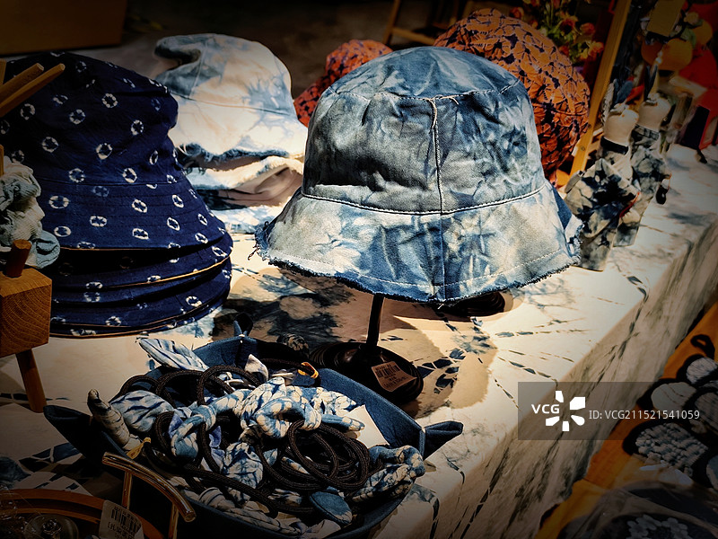 扎染蜡染制品：桌上高视角帽子和包的静物特写镜头图片素材