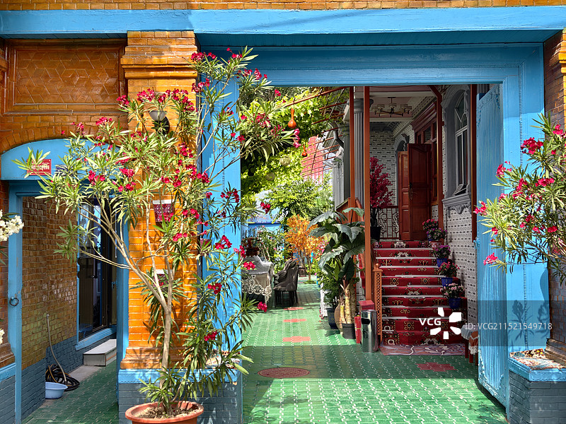 新疆伊犁伊宁喀赞其民俗旅游区内的维吾尔族民居庭院，鲜花盛开图片素材