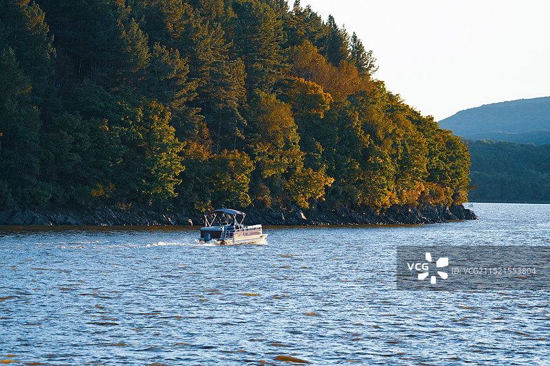 秋天镜泊湖游船图片素材