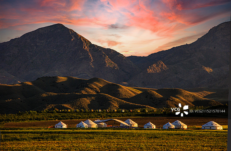 天山西部一处毡房景观（晨光初染牧毡房）图片素材