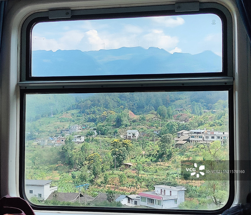 透过窗户看山对天的景色图片素材