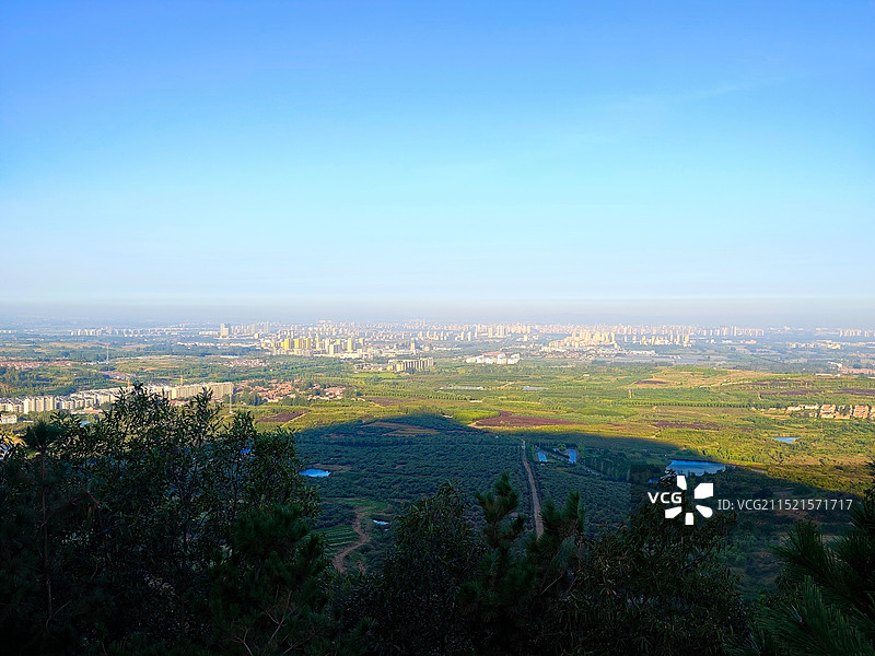 秋天中秋时节，莒县屋楼崮山俯瞰莒县县城和峤山水库图片素材