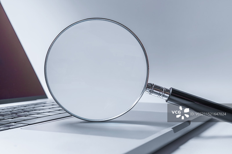 放大、笔记本电脑与白色背景图片素材