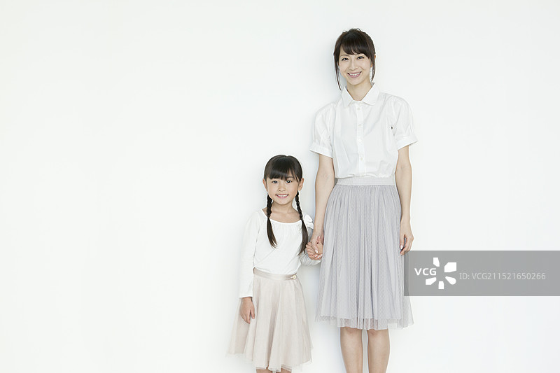 母女手牵手图片素材