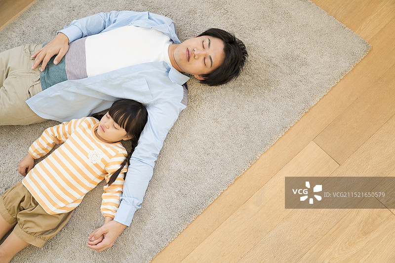 女孩和父亲小憩图片素材