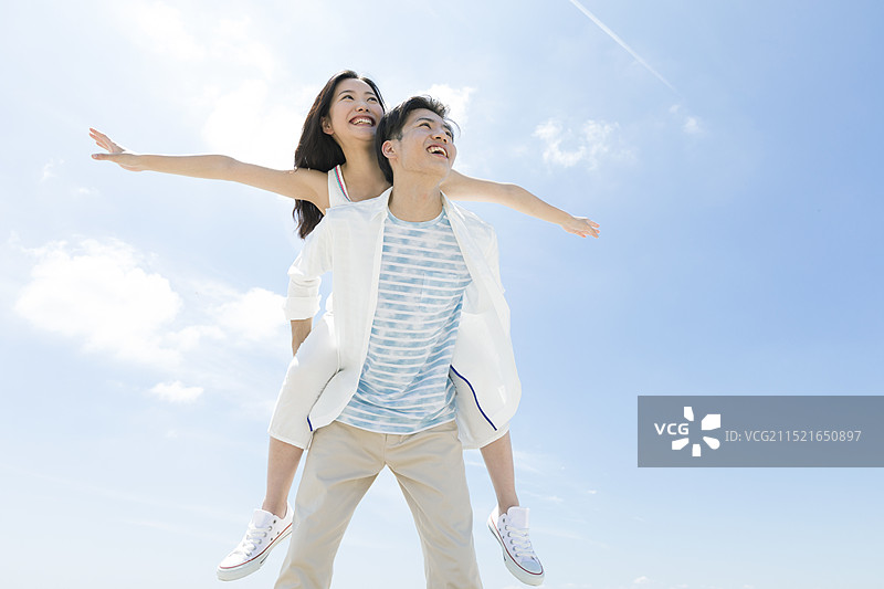 男子背着她图片素材