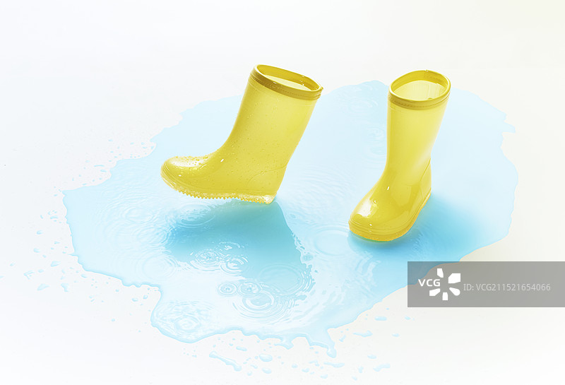 浅蓝色水坑和黄色靴子图片素材