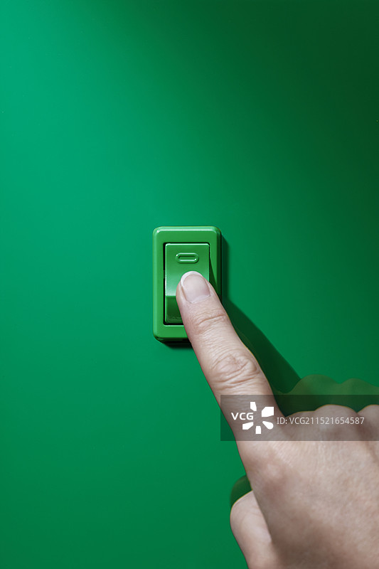 手按下绿色开启按钮图片素材