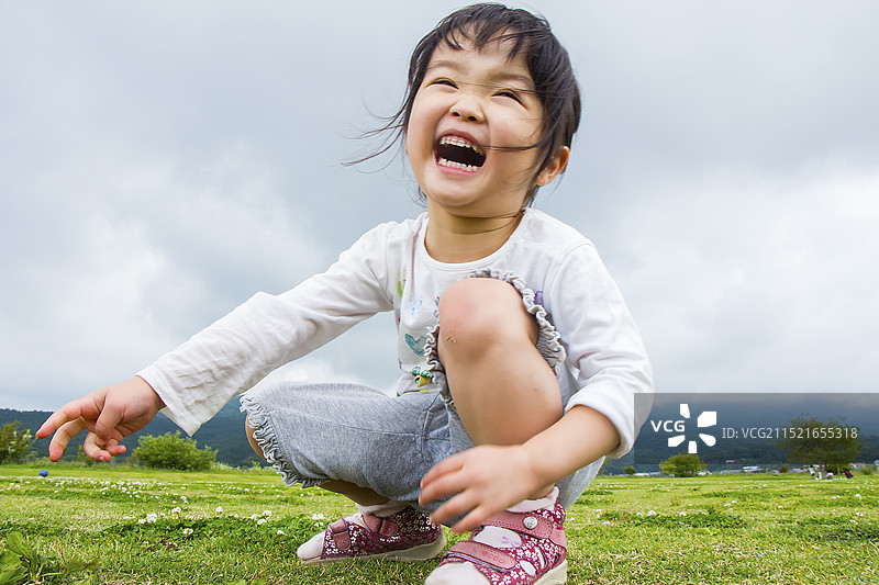 微笑女孩坐在广场上图片素材