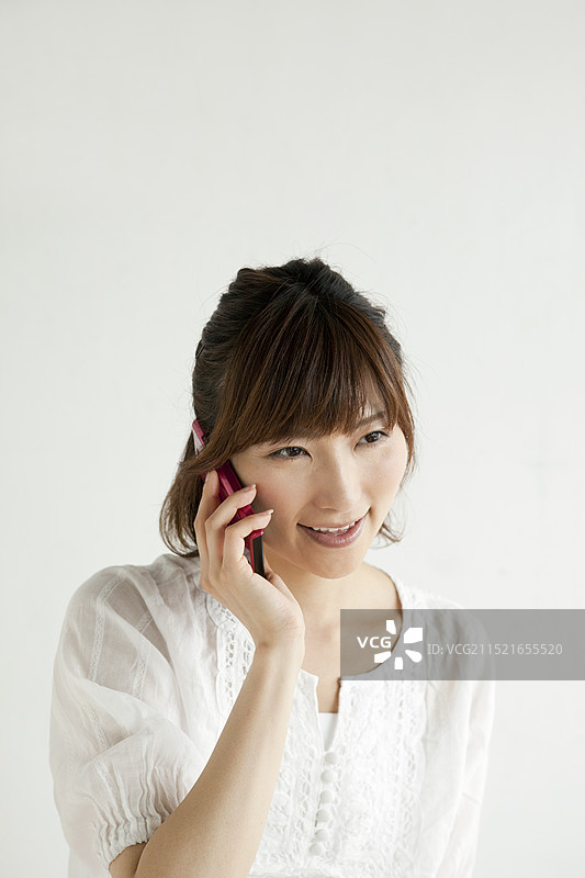 女人用智能手机通话图片素材