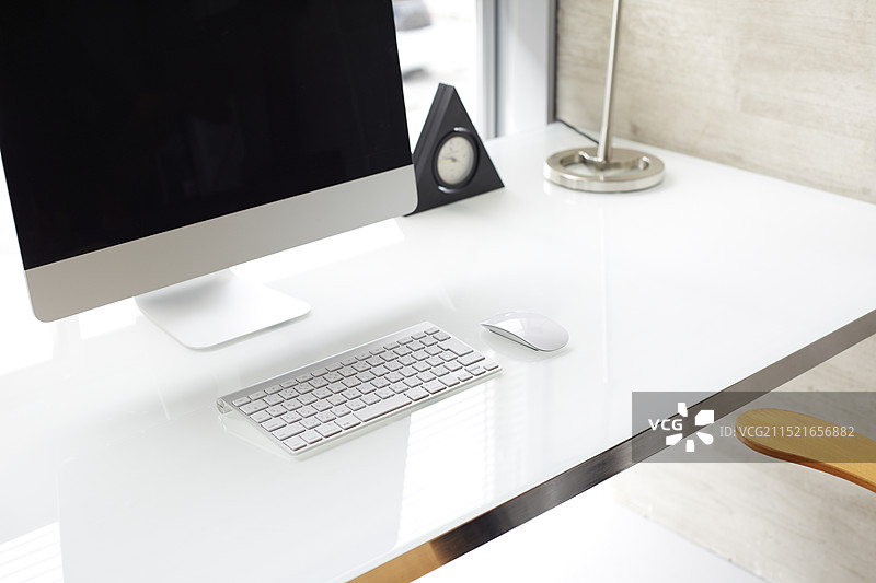 玻璃桌上的个人电脑图片素材