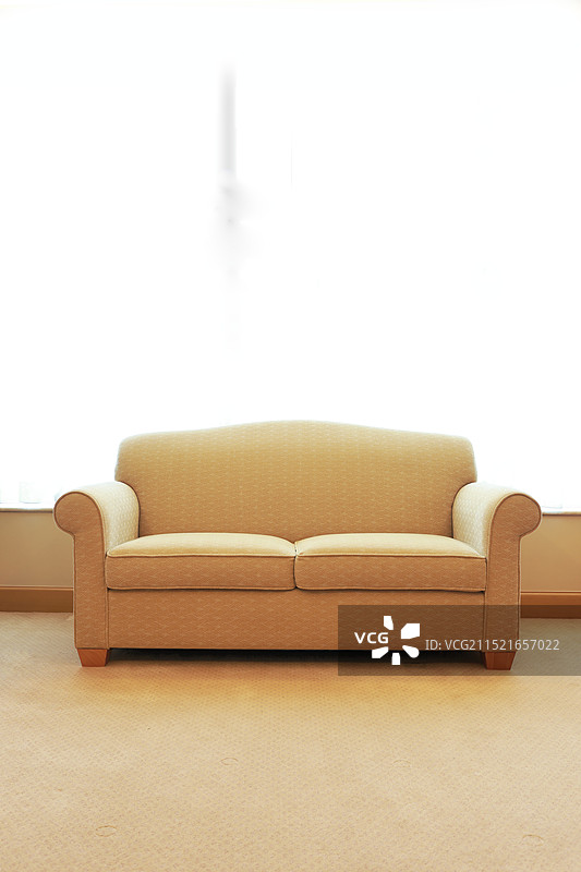 明亮窗户旁的沙发图片素材