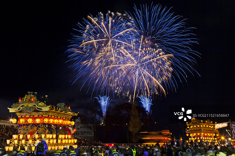 秩父夜祭期间的花车和烟花风光图片素材