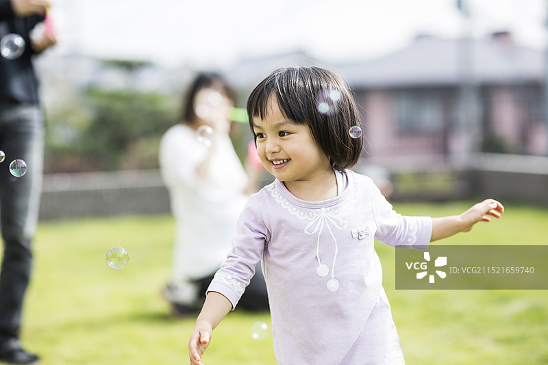 追逐肥皂泡的女孩图片素材