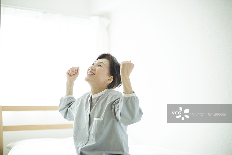 年长的女人伸展身体图片素材