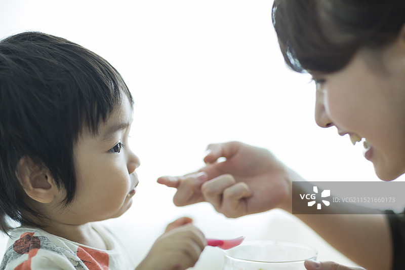 母亲擦拭孩子嘴上的污渍图片素材