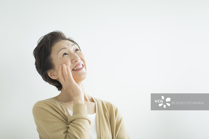 思考中的年长女人图片素材