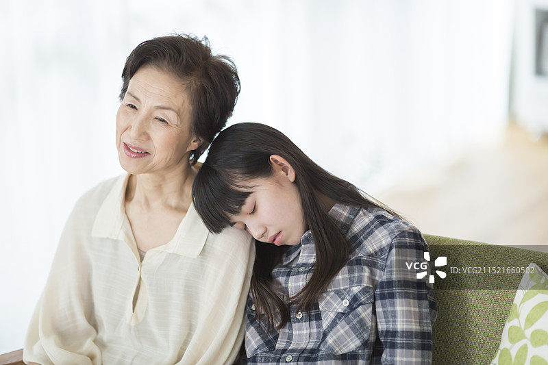 孙辈在祖母身旁睡觉图片素材