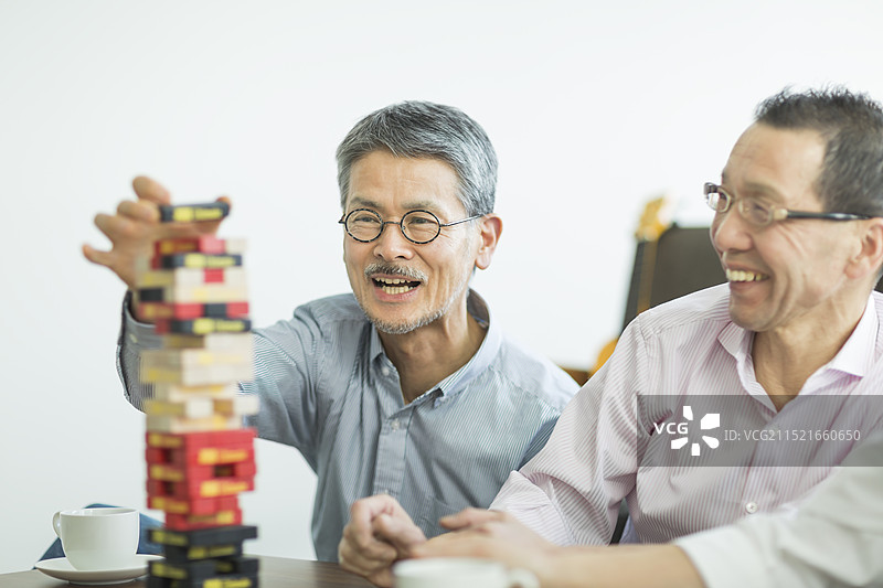 老年男人玩游戏图片素材