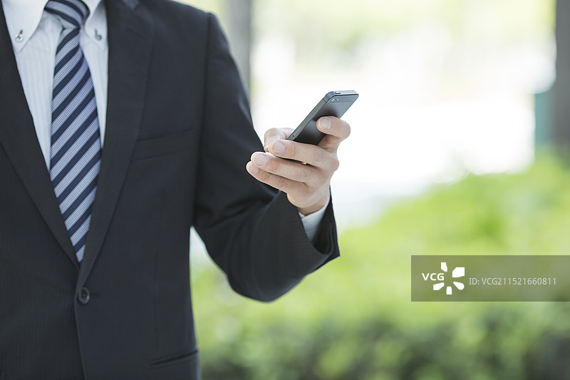 商务人士使用智能手机图片素材