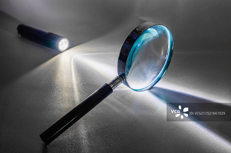 手电筒、光束与放大镜图片素材