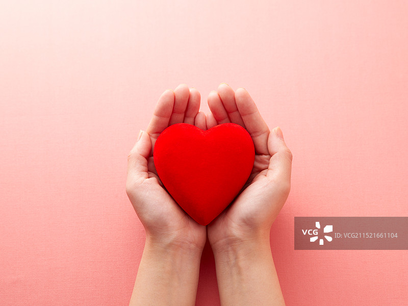 女人拿着心的手图片素材