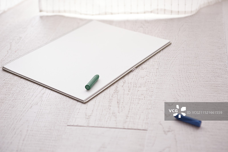 窗边的素描本和蜡笔图片素材