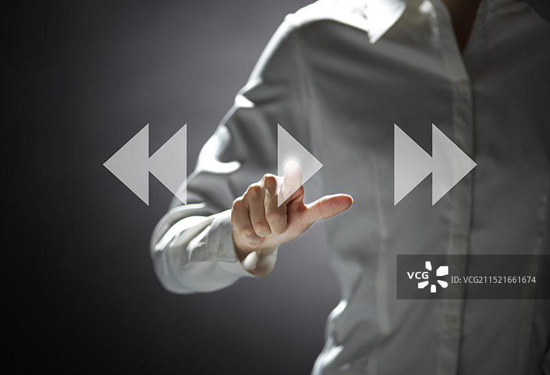 使用最新技术的女人图片素材