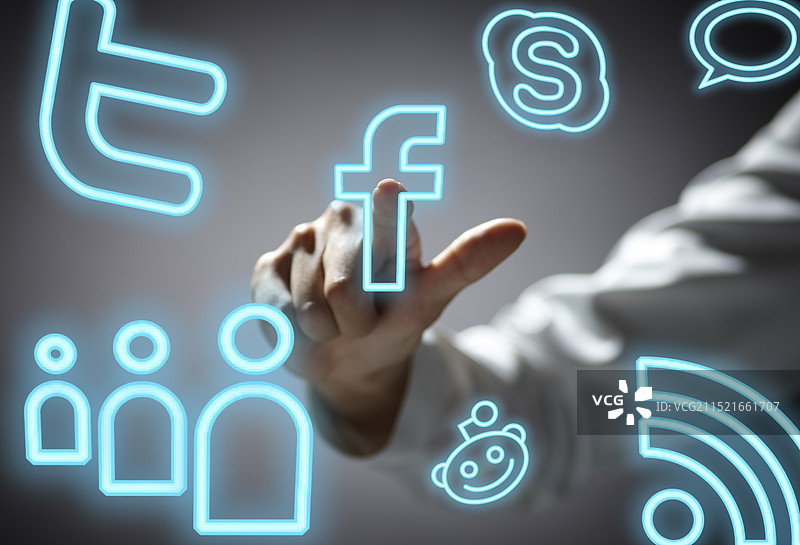 使用最新技术的女人图片素材