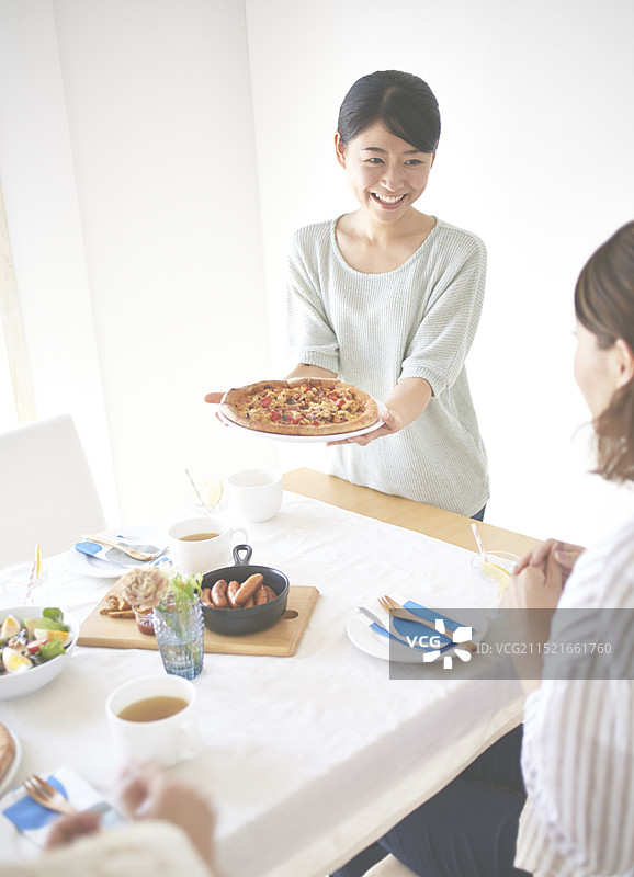 拿着披萨的女人图片素材