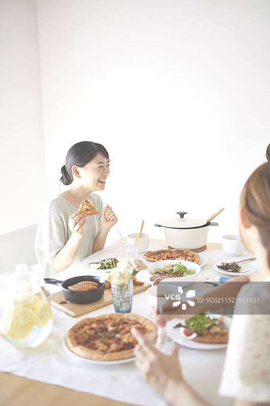 女士们在家享用午餐图片素材