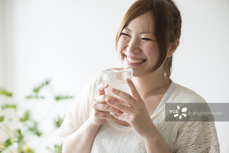 手持一杯水的快乐女人图片素材