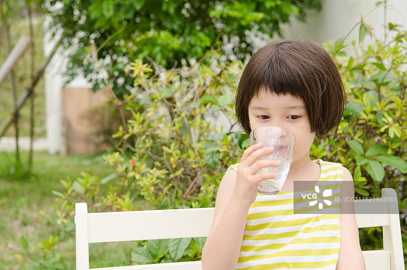少女饮用清水图片素材