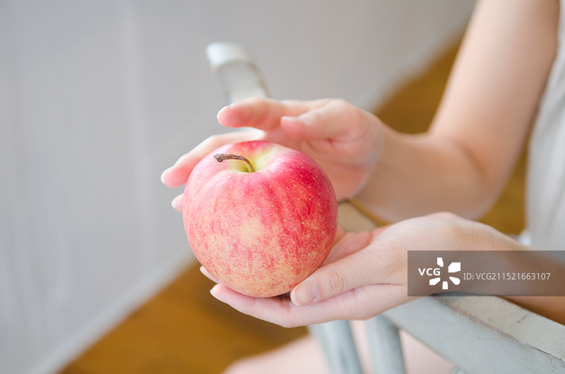 女人拿着苹果的手图片素材