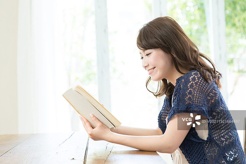 女人在阅读图片素材
