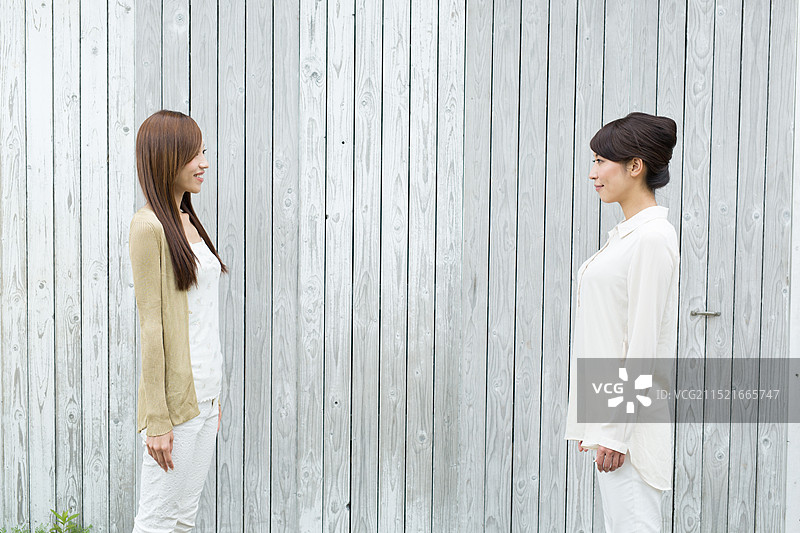 两位年轻女性图片素材