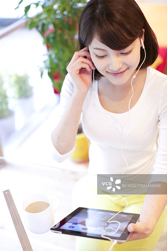使用平板电脑的20多岁女性图片素材