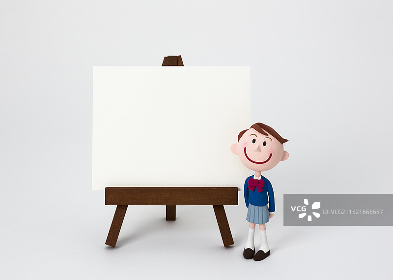 女学生与一个白板画架图片素材