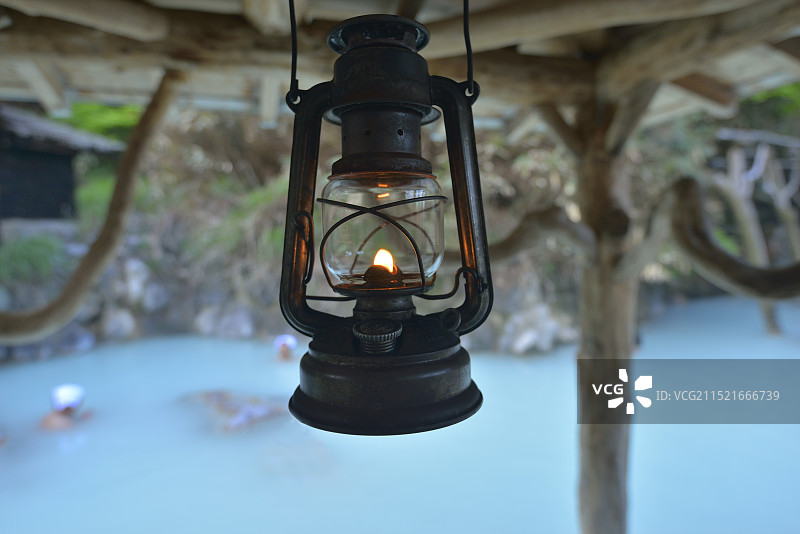 露天浴池的灯图片素材